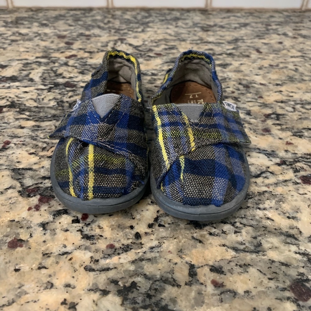 Toddler size 7 TOMS